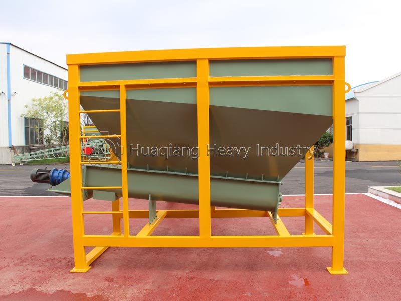 loader feeding hopper3